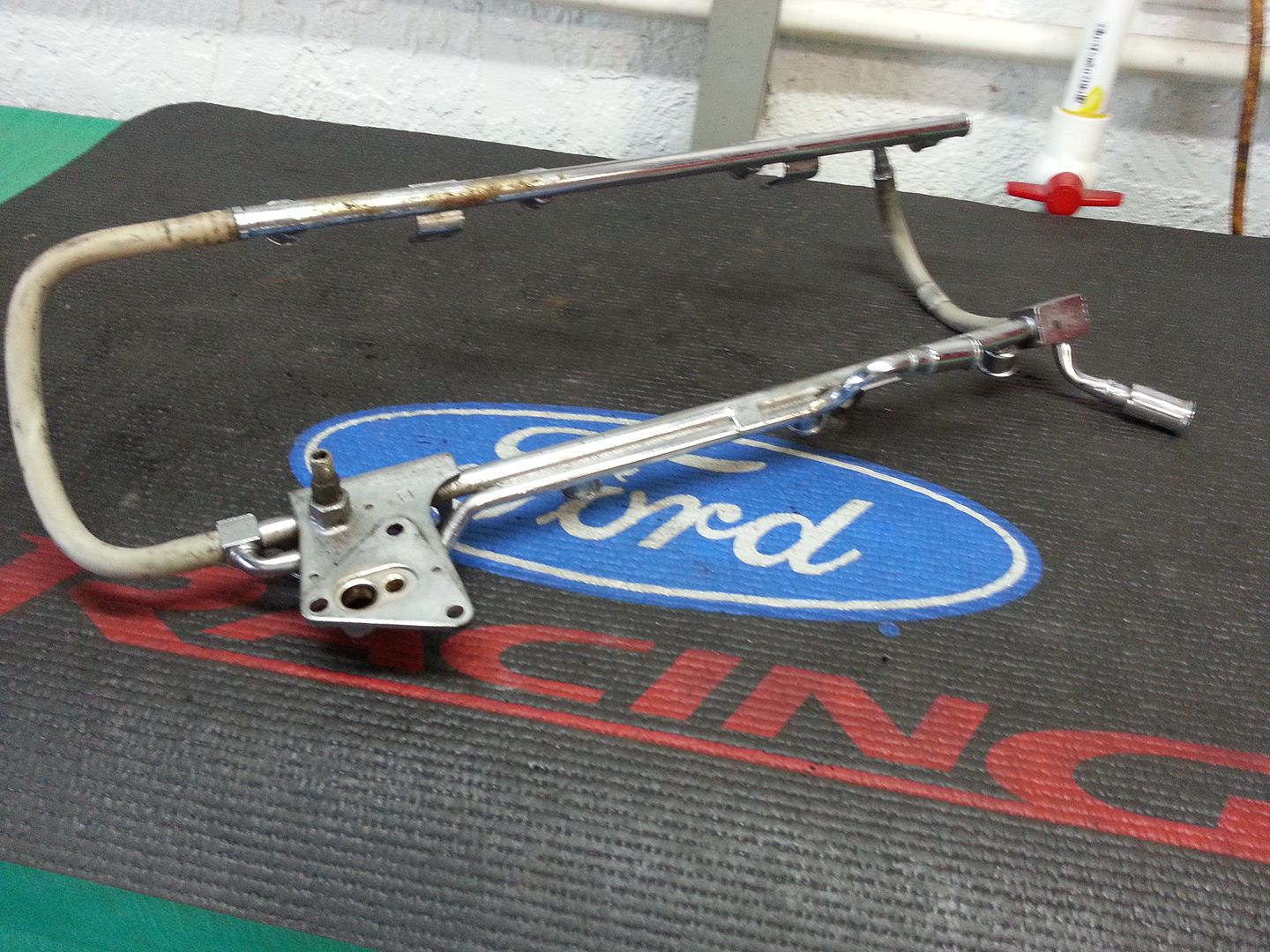 Ford OEM Fuel Injection Rail with schrader valve FOR FUEL PRESSURE 5.0